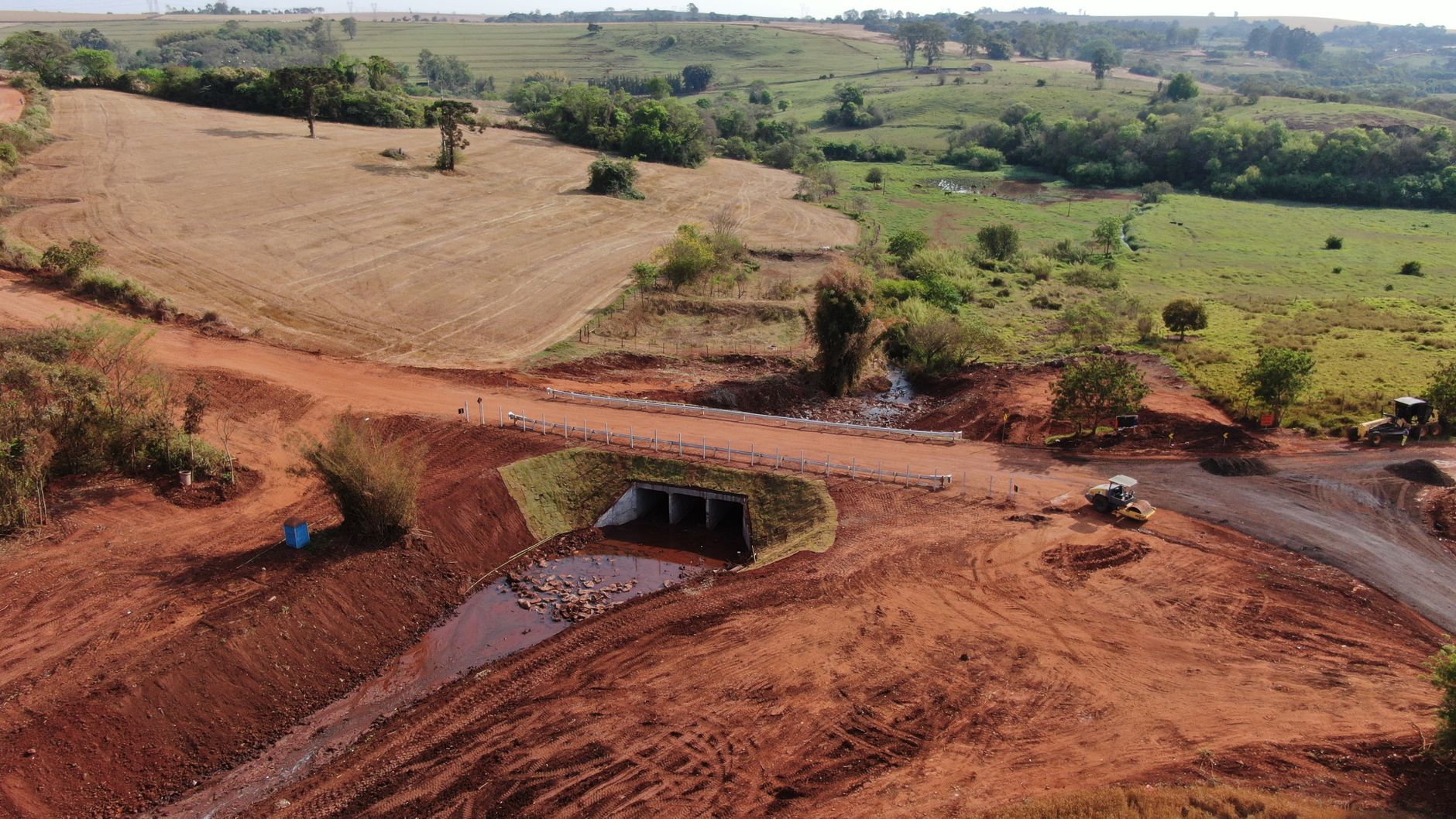 Aerial view of a construction site surrounded by fields and greenery in Jardim Paris, Brazil.