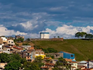 Poço de condomínio com vazão acima de 15 m³/dia exige outorga?