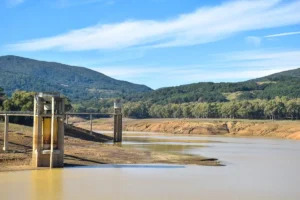 Como é feito o enquadramento de barragem por volume e altura em SP?