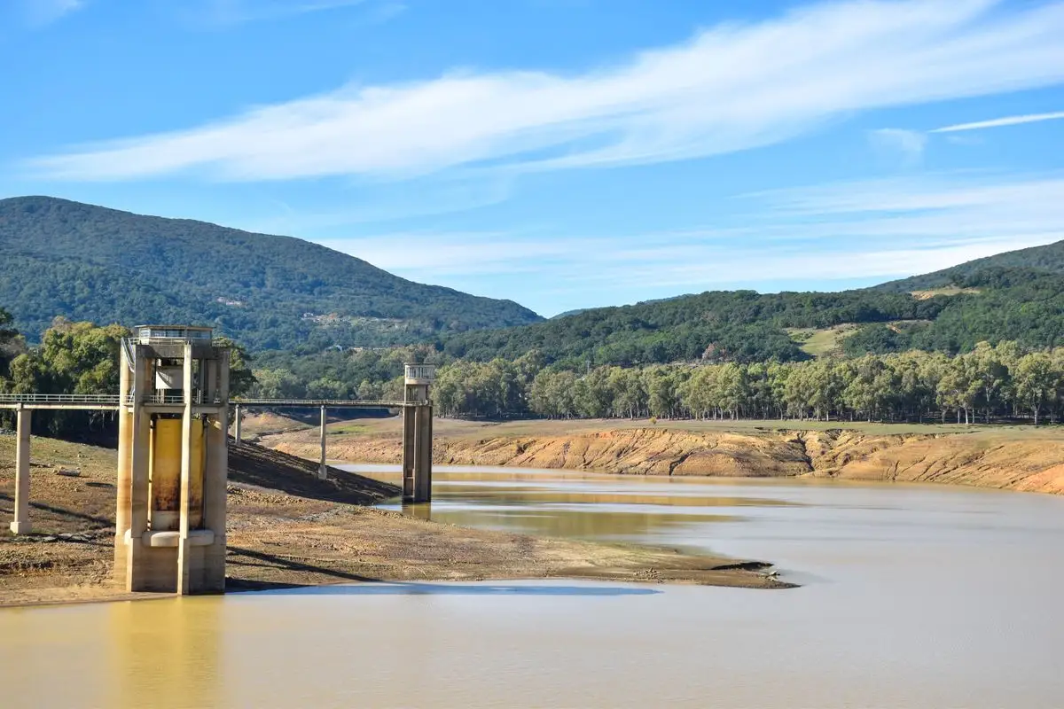 Como é feito o enquadramento de barragem por volume e altura em SP?