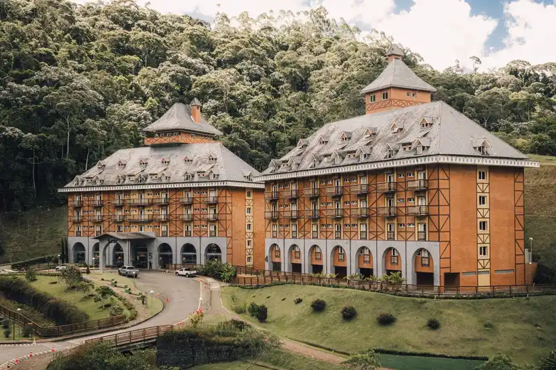Hotel com poço artesiano: quais análises de água são obrigatórias?